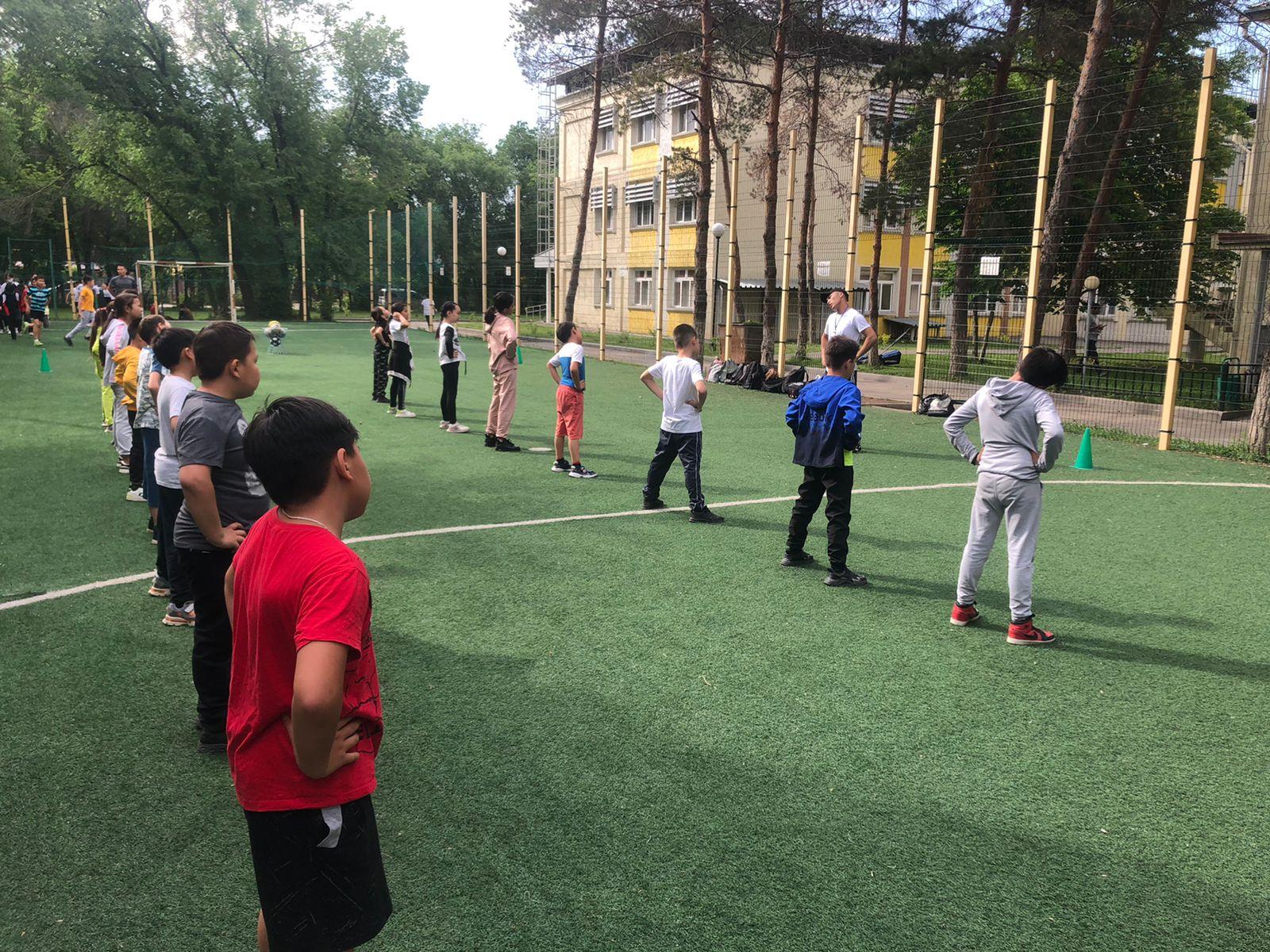 Жазғы мектеп жұмысы аясында  дене шынықтыру пән мұғалімдері бастауыш сынып оқушылары арасында қозғалмалы спорттық ойындар мен сайыстар ұйымдастырды.