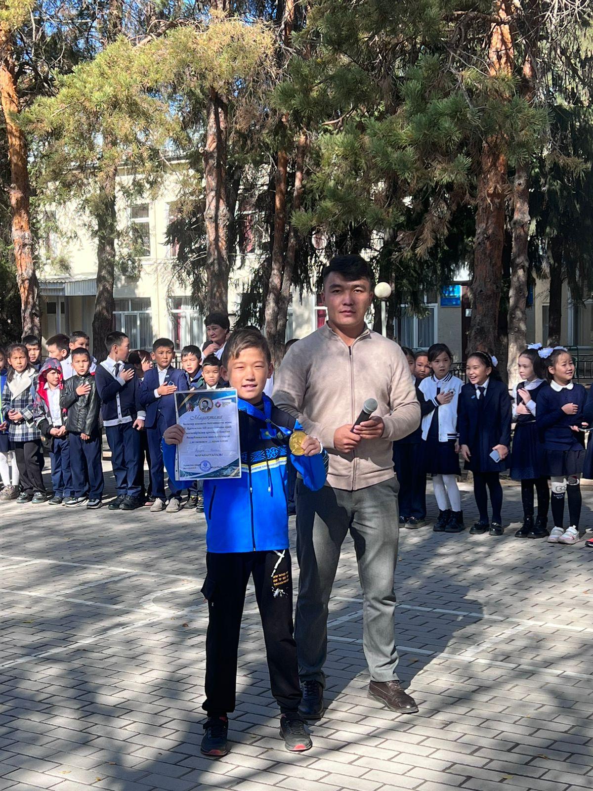 №164 жалпы білім беретін мектепте 6 «Г» оқушысы Тұрдын Ислам балалар жылына байланысты және Т. Қатаевтың 103 жылдығына орай жасөспірімдер арасында бокстан Республикалық ашық турнирде 36 кг салмақта  I орын иеленді.