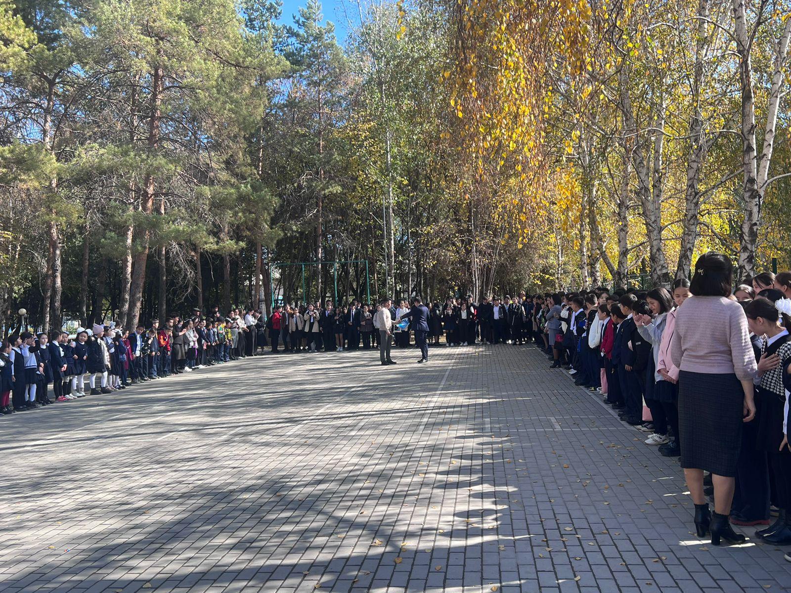 19 қазан күні 164 мектепте 25- қазан Республика күніне орай мектепішілік линейка өткізілді. Линейка барысында  «Менің елім- Қазақстан»  атты тақырыпта сурет байқауынан  жүлделі орын иеленген оқушылар марапатталды.