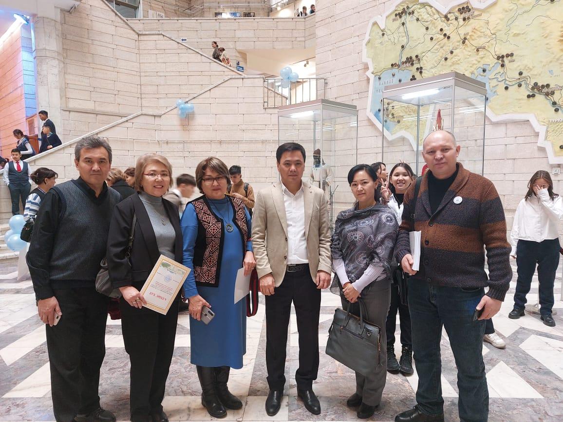 "Ұлы дала ұрпақтары" Республикалық фестиваль көрмесінің шығармашылық байқауында бейнелеу өнері бойынша жүлделі І орынға ие болған 9 "Г" сынып оқушысы А.Керімбек, жетекшісі көркем еңбек пәні мұғалімі Е.Бейспаев