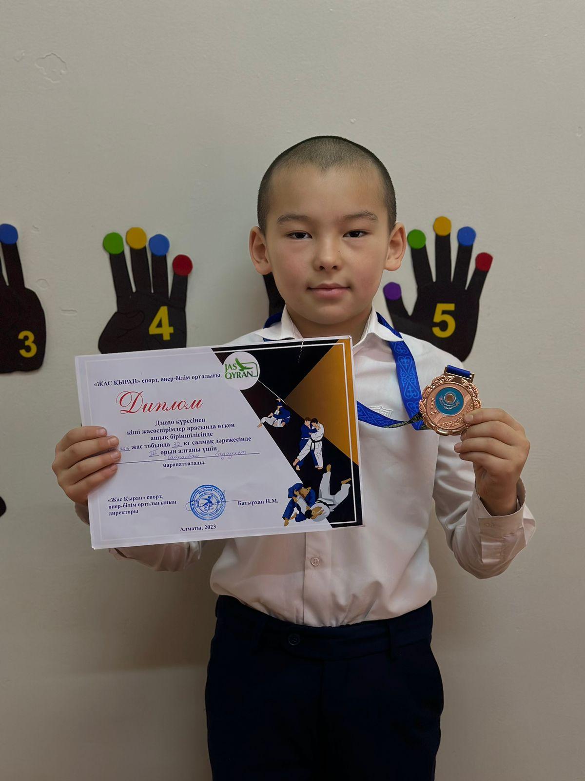 Дзюдо куресінен кіші жасөспірімдер арасында өткен, ашық біріншілігінде 26, 32 салмақ дәрежесінде III - орын алғаны ушін, 3 "А" сынып оқушылары Сайранбай Ердәулет және Сайрамбай Нұрдәулет дипломмен марапатталды.