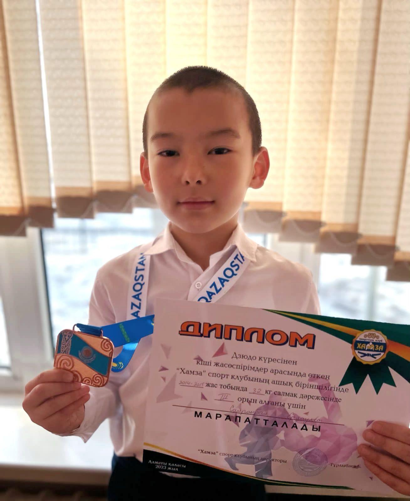 Дзюдо күресінен кіші жасөспірімдер арасында өткен "Хамза" спорт клубының ашық біріншілігінде 2014-2015 жас тобында 32 кг салмақ дәрәжесінде III орын алғаны үшін мектебіміздің 3 "А" сынып оқушысы Сайранбай Ердаулет марапатталады.