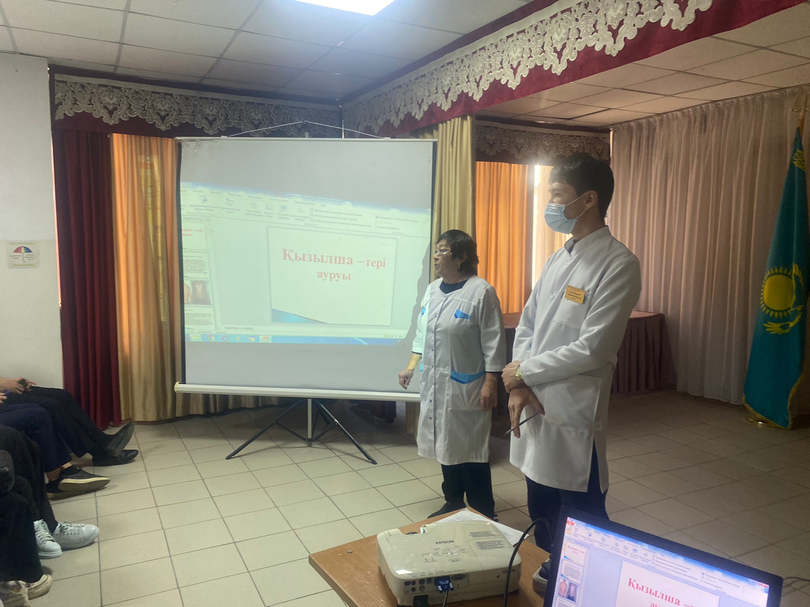 Бүгін мектебімізде "Қызылша-тері ауыруы" тақырыбында оқушыларға жиналыс өткізілді. Жиналыста мектеп медбикесі Р.Бураханова мен №21 емхананың дәрігері Ахат Даулет Амангелдиевич оқушыларға дәріс оқып, слайд көрсетіп, түсіндірме жұмыстарын жүргізді.