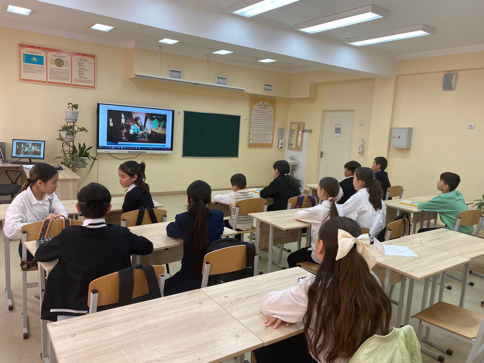 №164 жалпы білім беретін мектепте “Бейбарыс сұлтанның ерлігі” атты тақырыпта сынып сағаты өткізілді. Мақсаты: ⚜️Сұлтан Бейбарыстың өмірбаяны арқылы тарихи тұлғаларымызға деген қызығушылығын арттыруға тәрбиелеу.