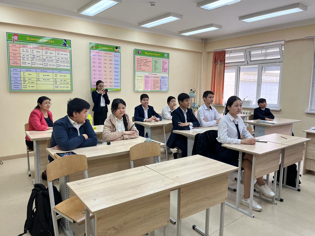 17.04.2023ж. күні мектебімізде кітапханашы Г.Н.Какенова мен 8 "Б" сынып жетекшісі Г.Мустафина сынып оқушыларымен Мағжан Жұмабаевтың 130 жылдығына орай "Мен жастарға сенемін" атты сыныптан тыс іс-шара өткізді.