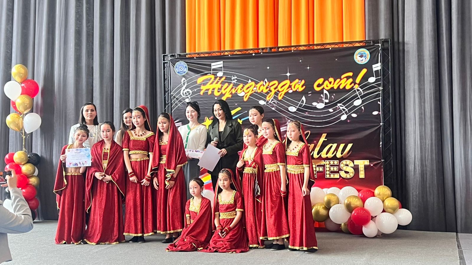 "АЛМАТЫ БАЛАFEST" қалалық балалар фестивалі аясында Алатау ауданы мектеп оқушылары арасында өткен "Жұлдызды сәт" музыкалық байқауына №164 ЖББ мектебінің “Ұлжан” би тобы  ІII дәрежелі дипломмен марапатталды.