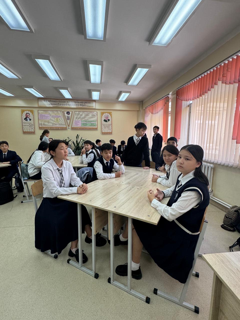 Мектембізде "Тіл-ел жүрегі" атты тілдер мерекесіне арналған онкүндіктің жоспарына сәйкес ағылшын тілі пәні мұғалімдері А.  Исаев 8  сыныптармен «Multilingual» тақырыбында әр тілдің ережелерінен жарыс өткізді.