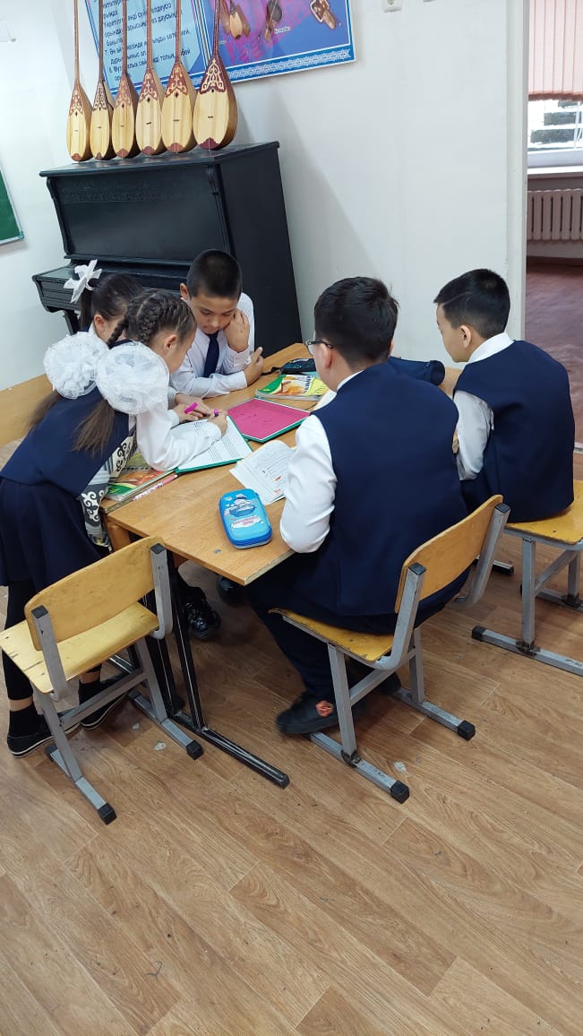 🎼“Өнерлінің қолы алтын, өлеңшінің сөзі алтын” атты Өнер әдістемелік бірлестігінің жоспарын сәйкес музыка пәні мұғалімі А.Серикбаева 4 "В" сыныбымен "Көне қобыз сарыны" тақырыбында ашық сабақ өтті