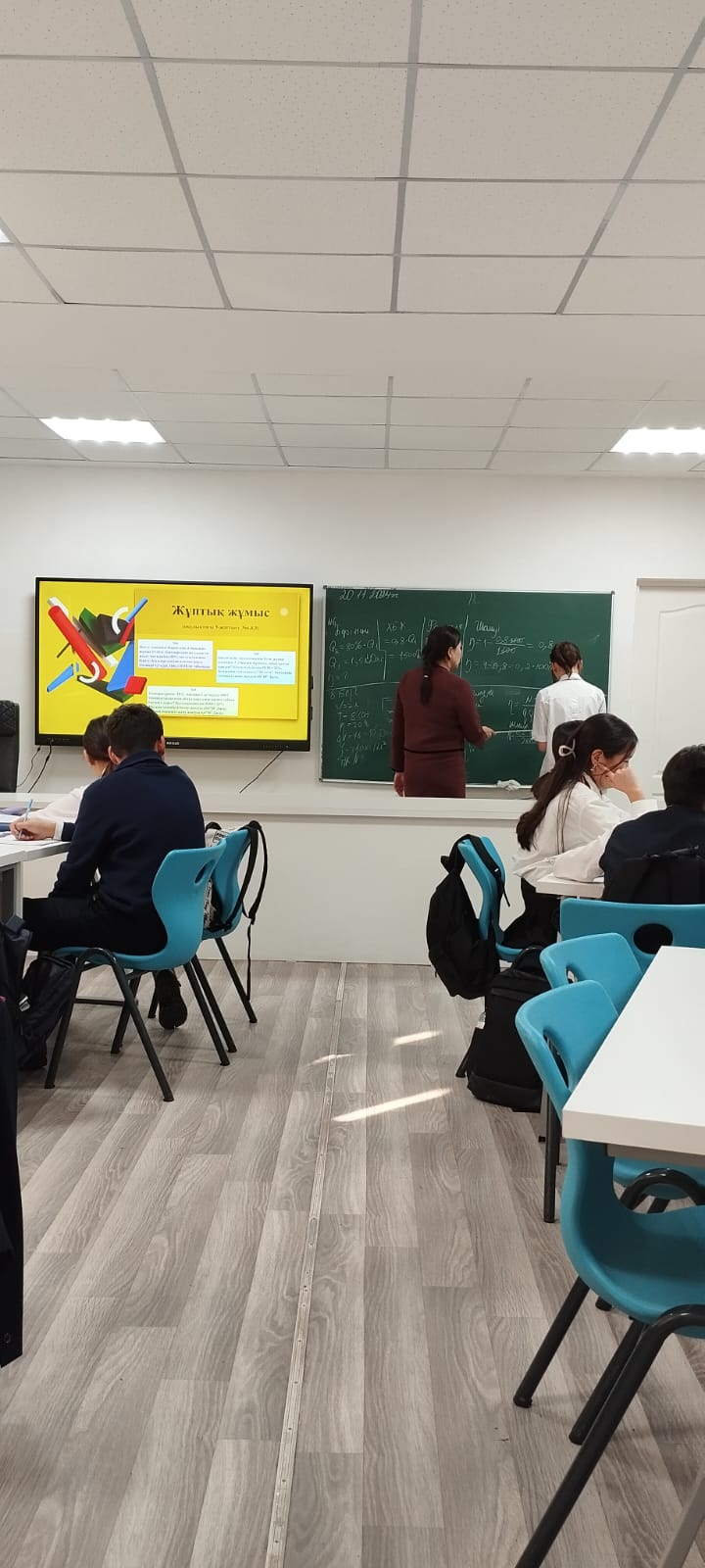 Математика, информатика және физика пәндері бірлестігі онкүндігінің іс-шара жоспарына сәйкес физика пәні мұғалімі Н.Сейдахметова 8 "Ә" сыныбымен "Жылу қозғалтқыштарының пайдалы әсер коэффициенті" тақырыбында ашық сабақ өткізді..