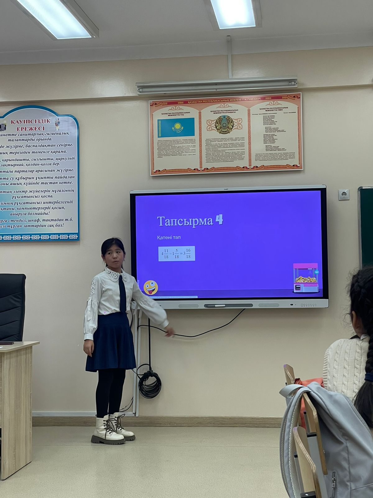 математика, информатика және физика пәндері бірлестігі онкүндігінің іс-шара жоспарына сәйкес математика пәні мұғалімі Б.Орынбай 5 "Ә" сыныбымен "Аралас сандарды қосу және азайту" тақырыбында ашық сабақ өткізді.