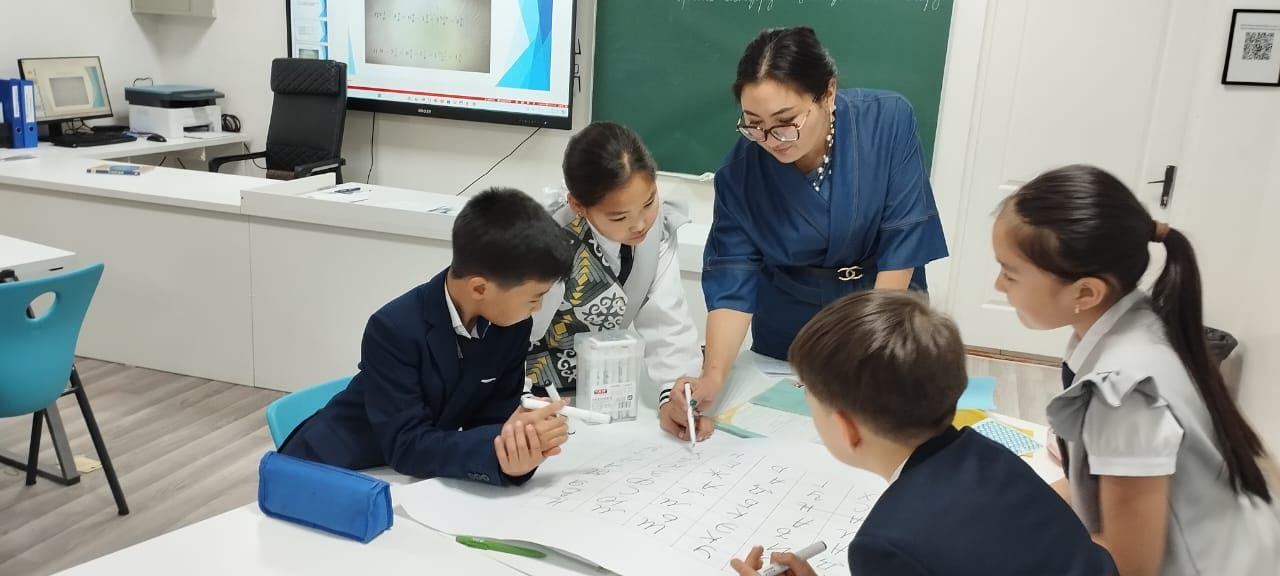 Математика, информатика және физика пәндері бірлестігі онкүндігінің іс-шара жоспарына сәйкес математика пәні мұғалімі М,Ербол 5 "Б" сыныбымен "Аралас сандарды қосу. Аралас сандарды азайту" тақырыбында ашық сабақ өткізді.