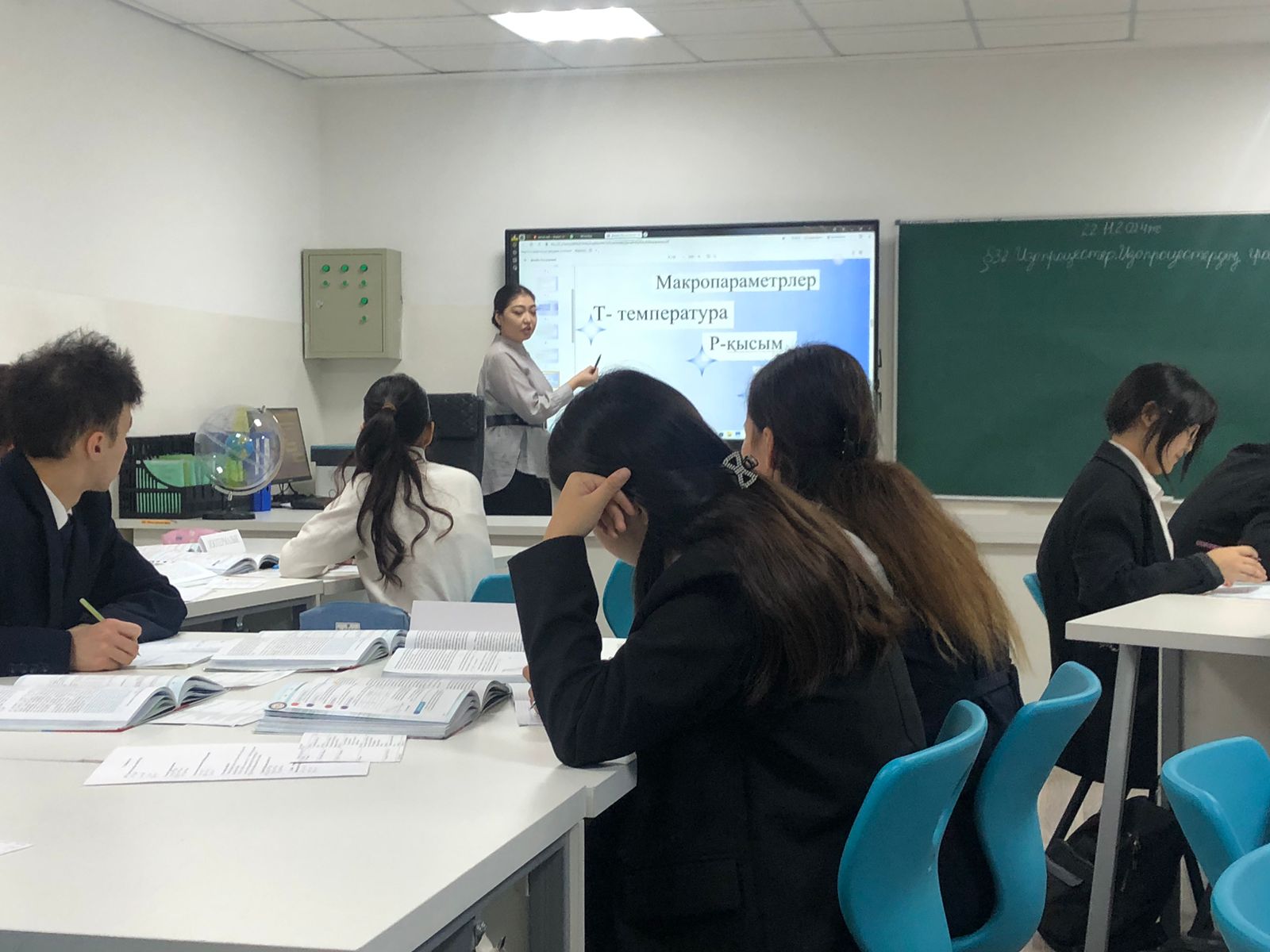 Математика, информатика және физика пәндері бірлестігі онкүндігінің іс-шара жоспарына сәйкес физика пәні мұғалімі М.Ырыскелді 10 "А" сыныбымен "Изопроцестер. Изопроцестердің графиктері. Дальтон заңы" тақырыбында ашық сабақ өткізді.