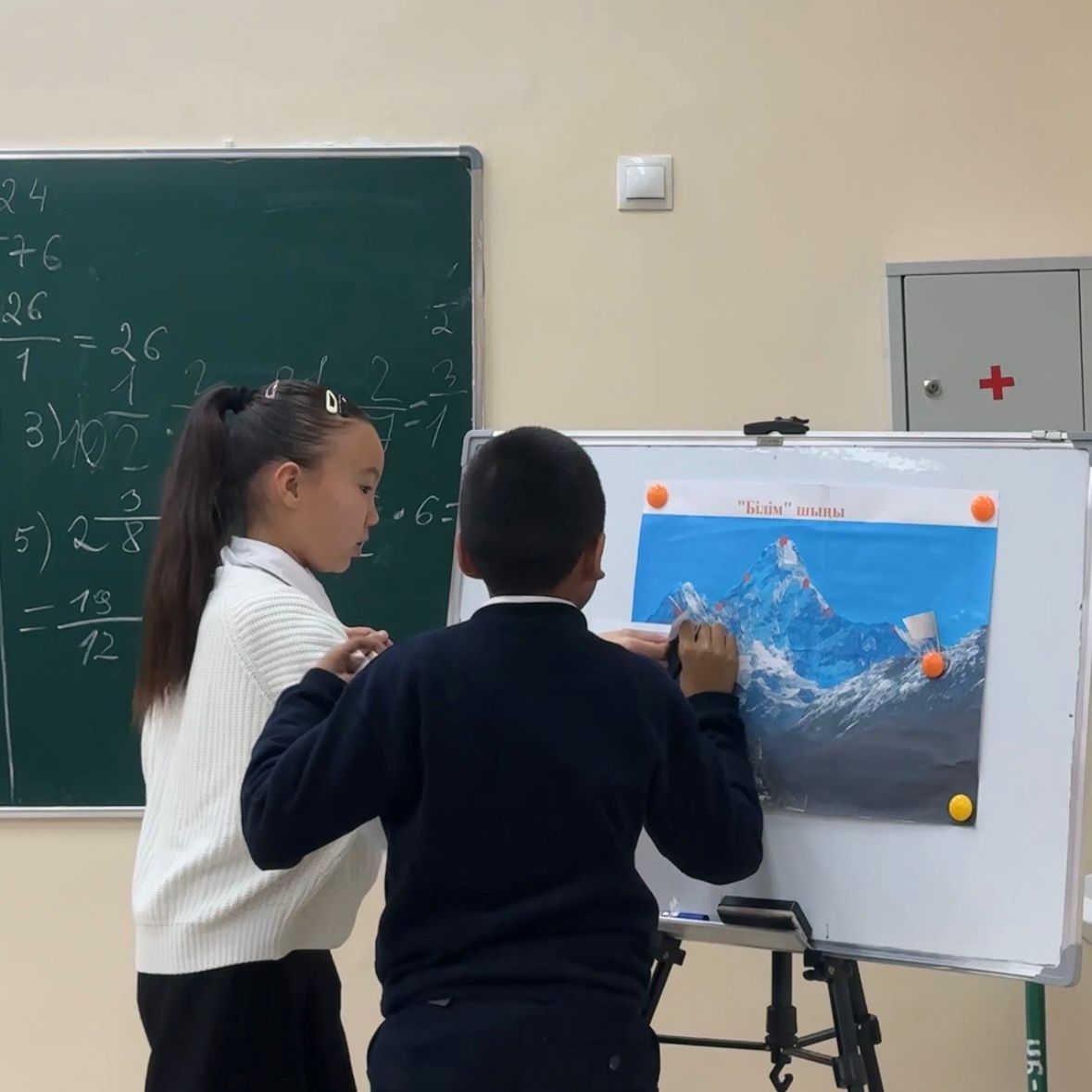 Математика, информатика және физика пәндері бірлестігі онкүндігінің іс-шара жоспарына сәйкес математика пәні мұғалімі А.Кеңес 5 "А" сыныбымен «Жай бөлшектер мен аралас сандарды көбейту» тақырыбындағы ашық сабақ өткізді.