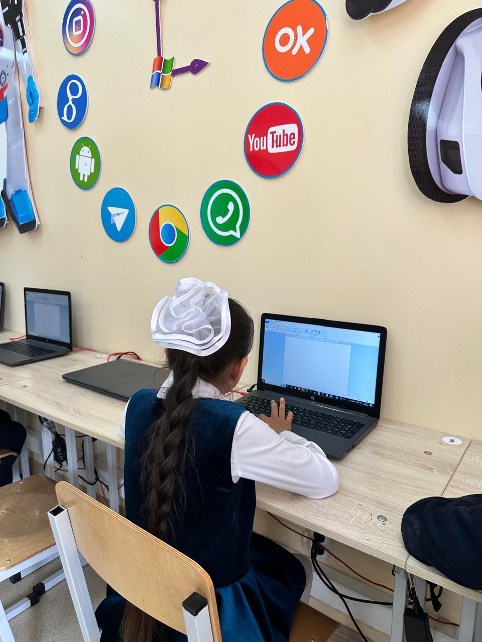 Математика, информатика және физика пәндері бірлестігі онкүндігінің іс-шара жоспарына сәйкес информатика пәні мұғалімі К.Абилмажинова 2 "Ә" сыныбымен «Мәтін теруде пернетақтаны басқару» тақырыбында ашық сабақ өткізді.