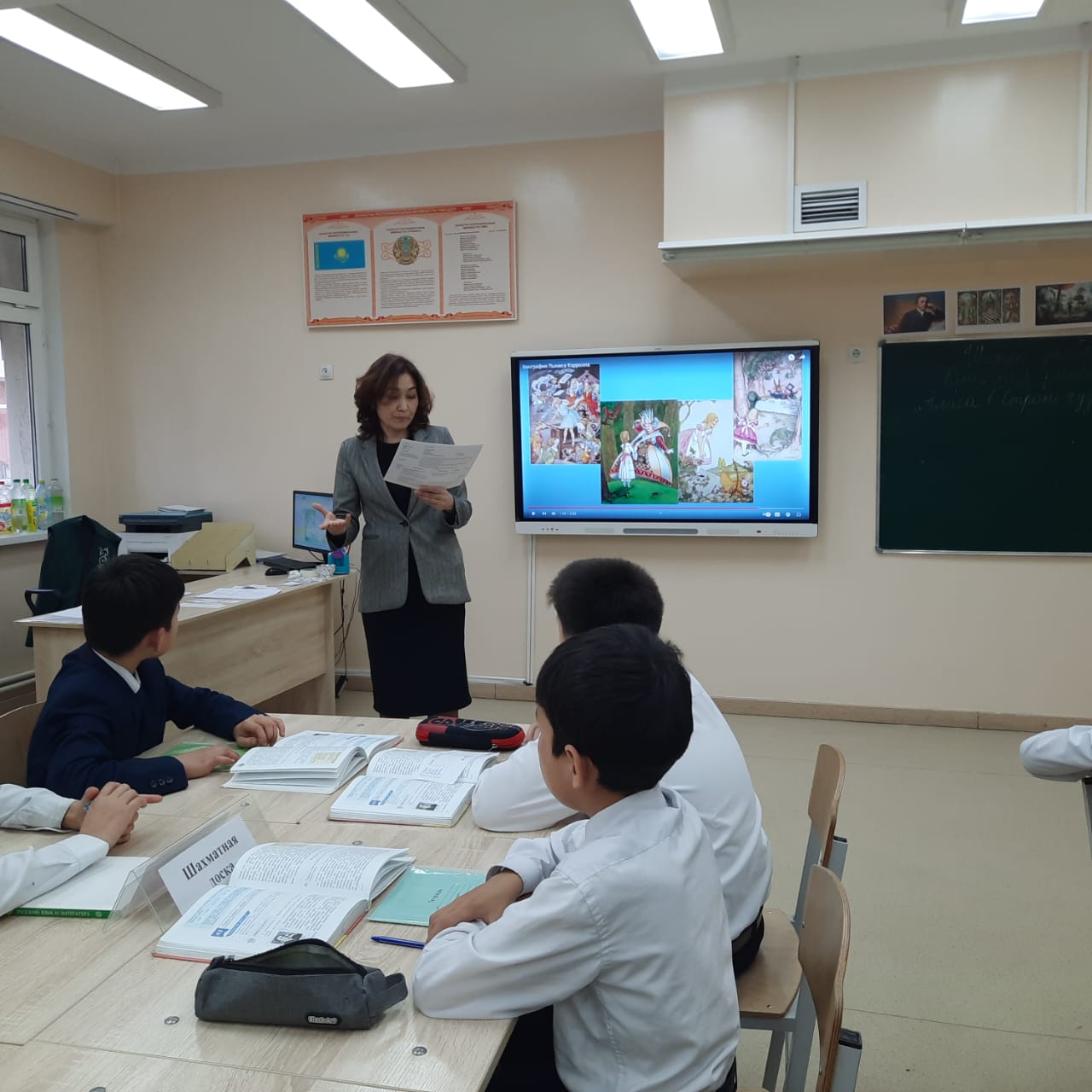 "Тәуелсіздік- таң нұрым" атты қоғамдық-гуманитарлық пәндер бірлестігі онкүндігінің жоспарына сәйкес орыс тілі мен әдебиеті пәні мұғалімі С.Телагисова 6 "А" сыныбымен "Л.Кэррол. Алиса в Стране чудес" тақырыбында ашык сабақ өткізді