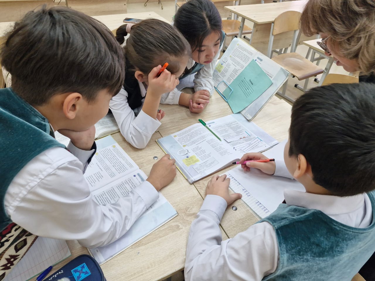 "Тәуелсіздік- таң нұрым" атты қоғамдық-гуманитарлық пәндер бірлестігі онкүндігінің жоспарына сәйкес орыс тілі мен әдебиеті пәні мұғалімі Г.Халметова 5 "Ә" сыныбымен "Дж.Родари Чем пахнут ремёсла?" тақырыбында ашық сабақ өткізді