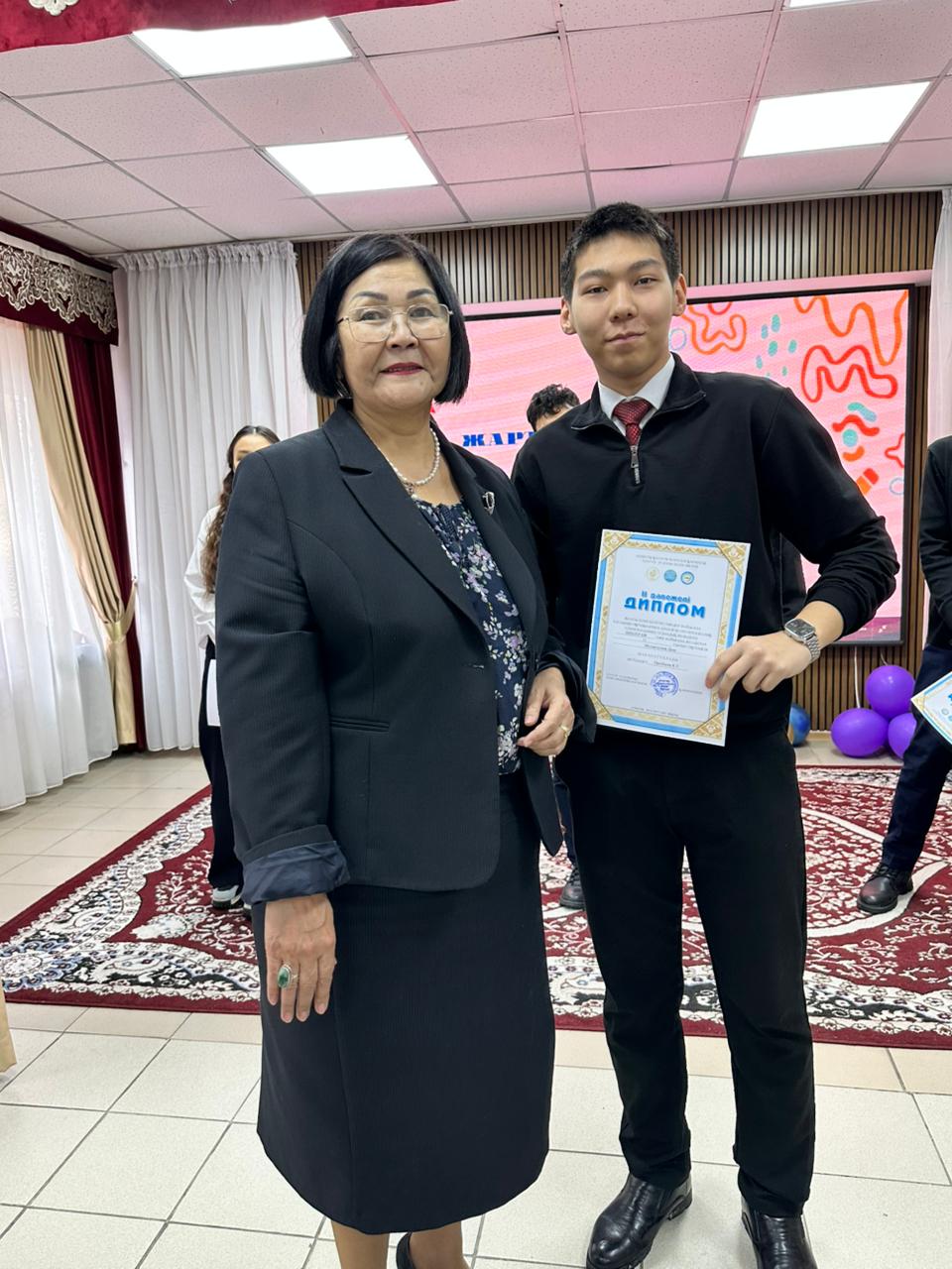 9-11 сынып оқушыларына арналған Республикалық олимпиаданың аудандық кезеңіне БИОЛОГИЯ пәні бойынша қатысып, жүлделі ІІ орынға ие болған 11 "Б" сынып оқушысы Молдағалиев Диас. Жетекшісі биология пәні мұғалімі К.Оразбаева.