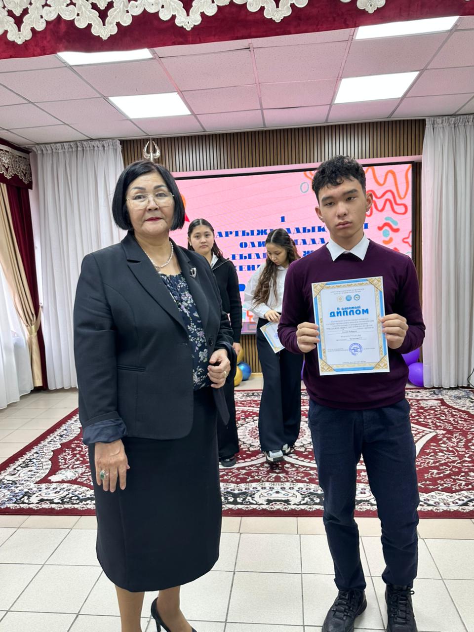 9-11 сынып оқушыларына арналған Республикалық олимпиаданың аудандық кезеңіне ОРЫС ТІЛІ МЕН ӘДЕБИЕТІ пәні бойынша қатысып, жүлделі ІІ орынға ие болған 9 "Г" сынып оқушысы Калиев Акбарали. Жетекшісі орыс тілі пәні мұғалімі Г.Халметова.