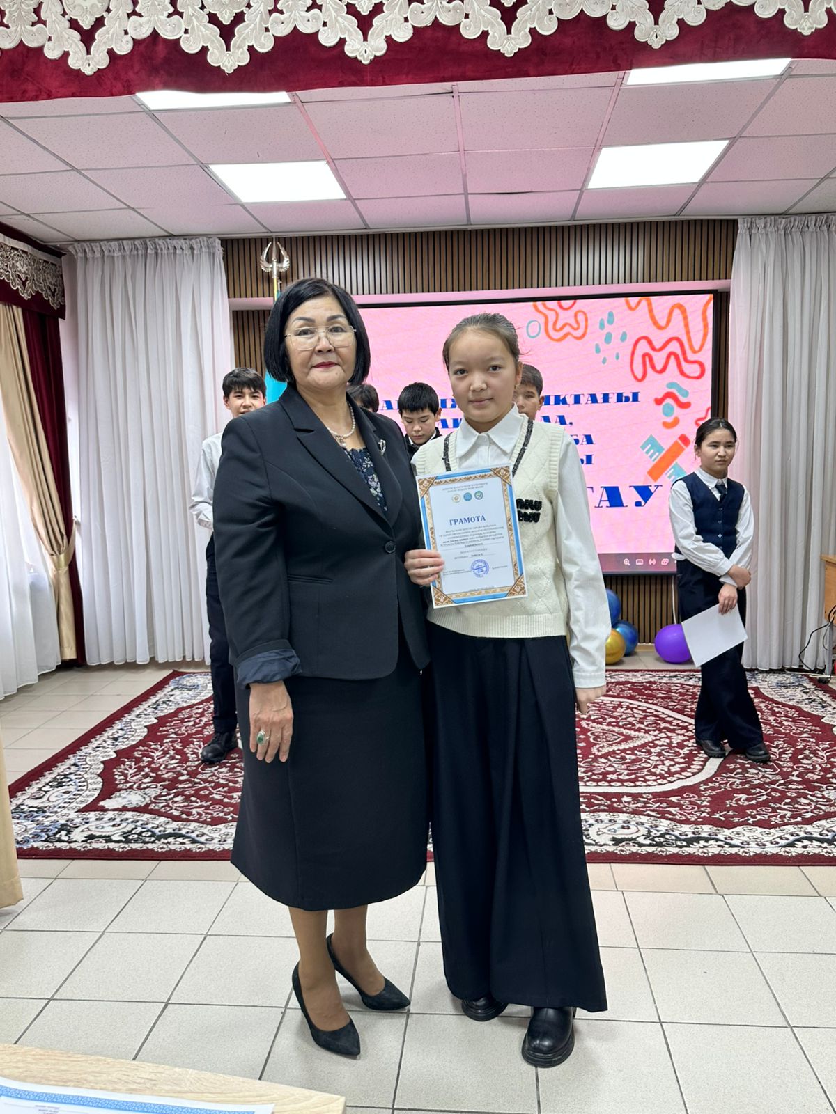 Жалпы білім беретін пәндер бойынша 7-8 сынып оқушыларына арналған республикалық жасөспірімдер олимпиадасының аудандық кезеңіне ҚАЗАҚ ТІЛІ  пәні бойынша қатысып, жүлделі грамотаға ие болған 8 "В" сынып оқушысы Усербай Ботагоз.