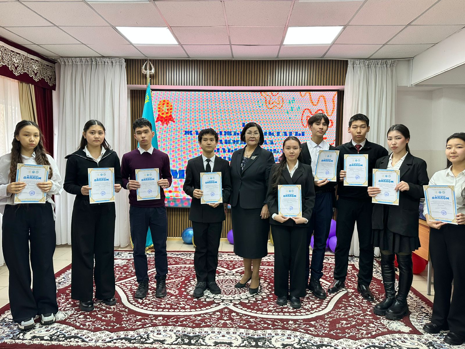 Жалпы білім беретін пәндер бойынша 7-8 сынып оқушыларына арналған республикалық жасөспірімдер және де 9-11 сыныптардың пәндік олимпиадасының аудандық кезеңінің жеңімпаздарын марапаттау сәті.