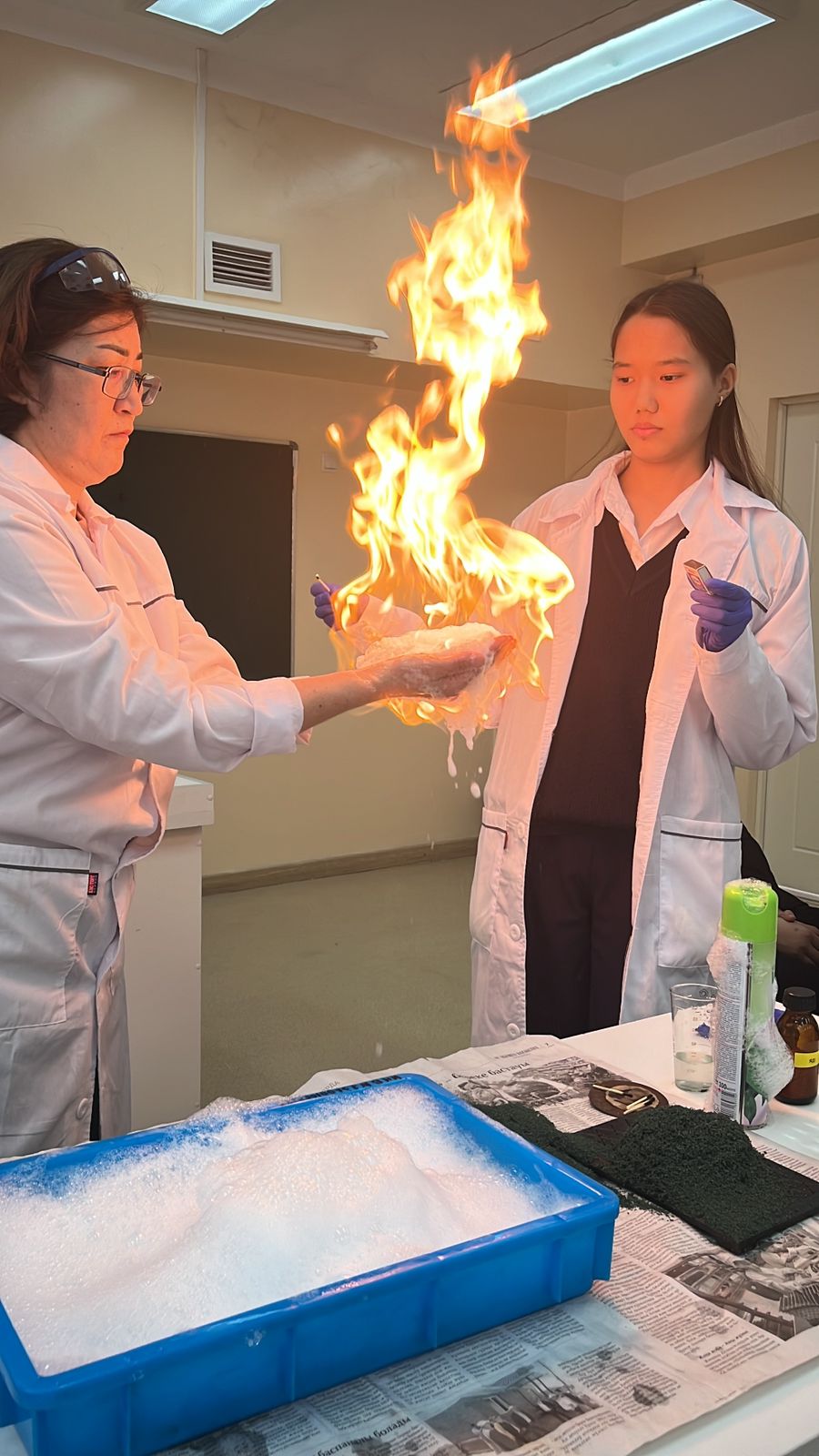 "Сүйіне білсең табиғат, сұлулыққа тұнып тұр" тақырыбындағы ғылыми-жаратылыстану пәндері бірлестігі онкүндігінің жоспарына сәйкес химия пәні Р.Абыханова 8-9 сыныптармен "Ғажайып химия" тақырыбында сыныптан тыс сайыс сабақ өткізді.