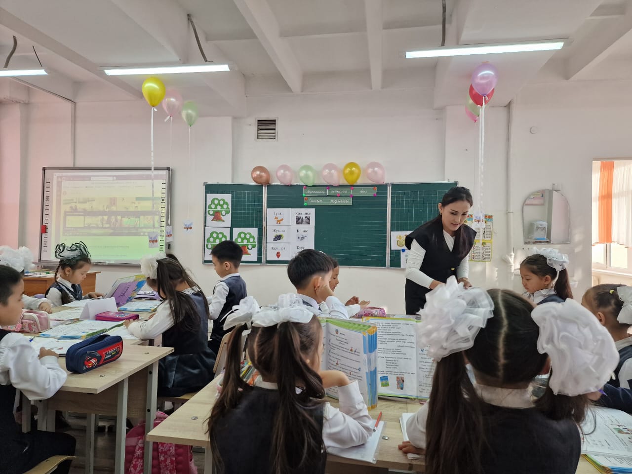 "Бастауышым бастамам, білім жолын бастаған" атты тақырыбындағы бастауыш пәндері бірлестігі онкүндігінің жоспарына сәйкес 1 "А" сыныбымен  Ана тілі пәнінен Т.Қуанышбаева  "Түлкі мен Тырна" тақырыбында ашық сабақ өткізді.