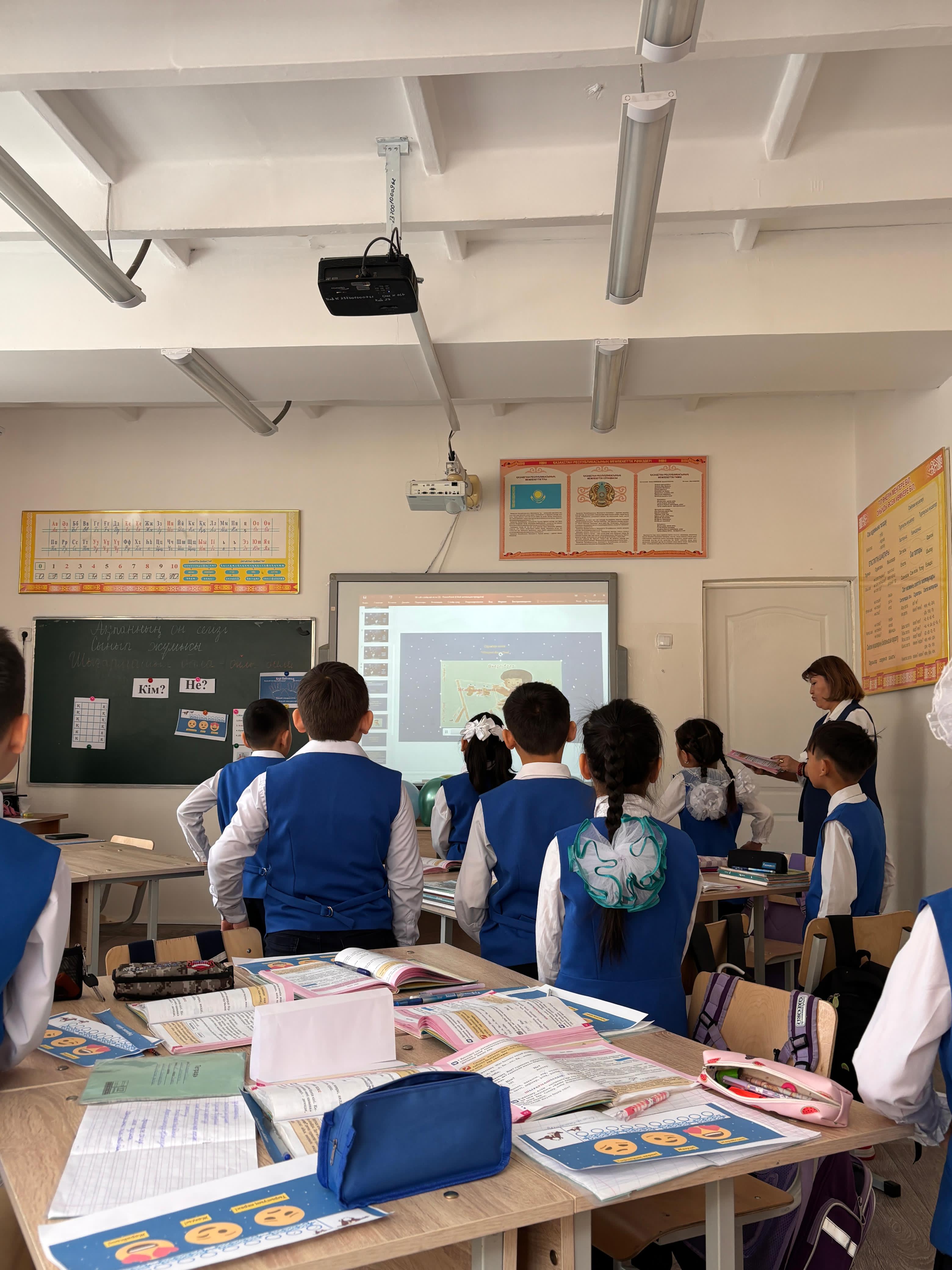 "Бастауышым бастамам, білім жолын бастаған" атты тақырыбындағы бастауыш пәндері бірлестігі онкүндігінің жоспарына сәйкес 2 "В" сыныбымен Қазақ тілі пәнінен З.Худайбергенова "Зат есім" тақырыбында ашық сабақ өткізді.