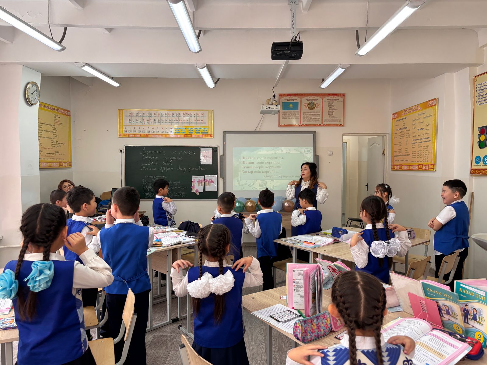 "Бастауышым бастамам, білім жолын бастаған" атты тақырыбындағы бастауыш пәндері бірлестігі онкүндігінің жоспарына сәйкес 2 "А" сыныбының сынып жетекшісі Ж.Мықтыбаева  Қазақ тілі пәнінен "Зат есім" тақырыбында ашық сабақ өткізді.