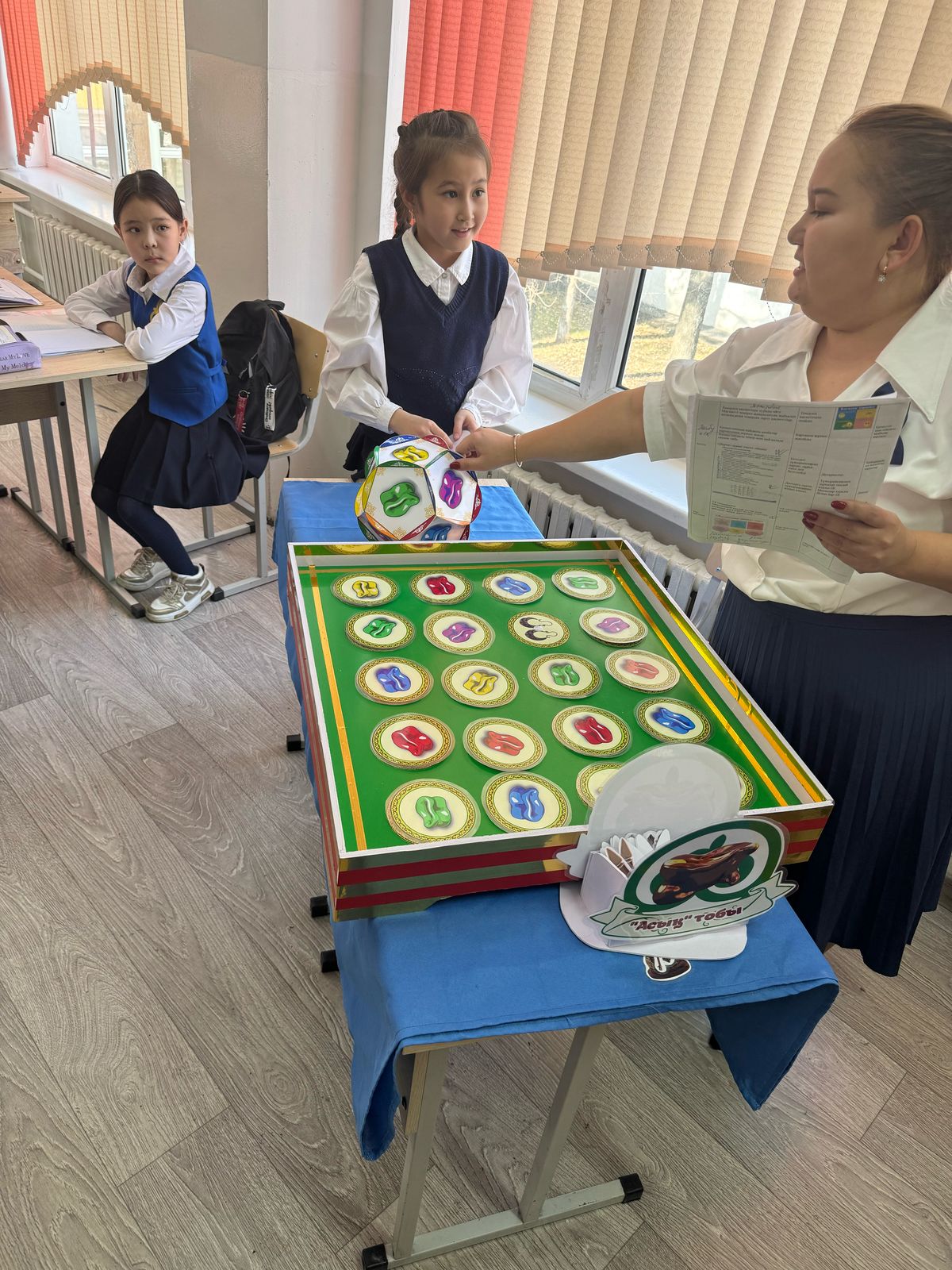 "Бастауышым бастамам, білім жолын бастаған" атты тақырыбындағы бастауыш пәндері бірлестігі онкүндігінің жоспарына сәйкес 4 "Ә" сыныбының сынып жетекшісі Б.Айнабекова ашық сабақ өткізді.