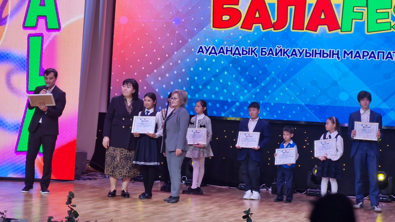"Алматы БАЛАFEST-2025" фестивалі аясында "Өнерлі бала" бағытының аудандық іріктеу кезеңінде "Өнерлі бала" номинациясы бойынша 6 "В" сынып оқушысы Бақыт Зарина қатысып, жүлделі ІІІ орын алды