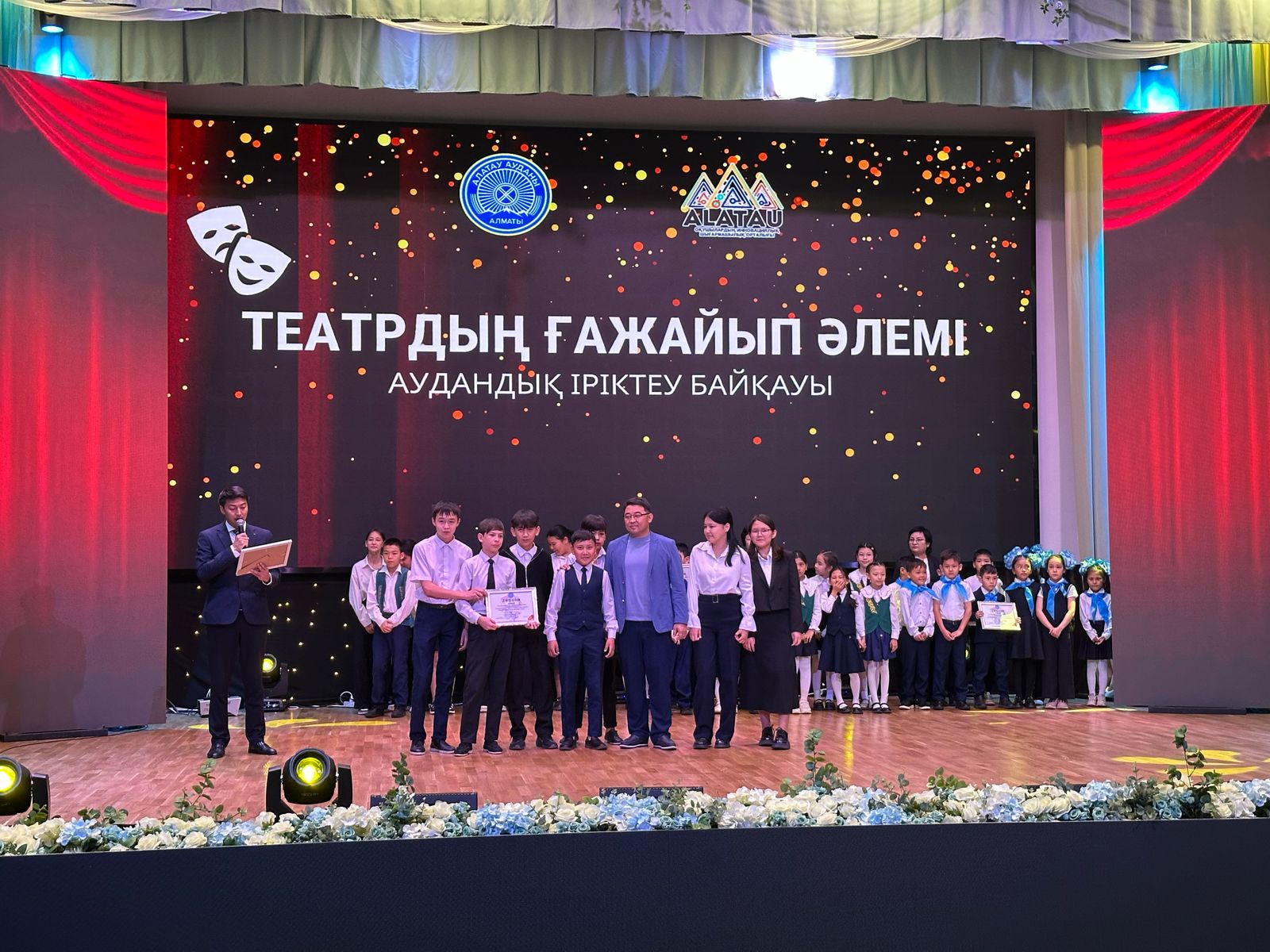 "Театрдың ғажайып әлемі" театр өнерінің республикалық фестиваль -байқауының VIII аудандық кезеңінде "Драмалық спектакль" бағыты бойынша мектебіміздің 8 сыныптардан құрылған "Тарих тағылымы" театры жүлделі ІІ орынмен марапатталды.